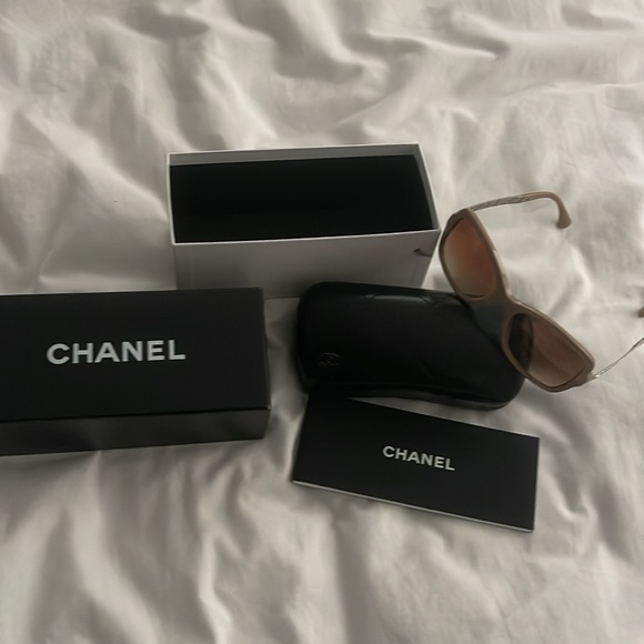 perfect condition womens Chanel sunglasses - Picture 7 of 7
